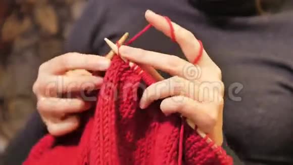 女性编织手的近景视频的预览图