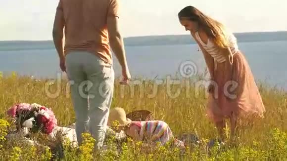 一家人在河边野餐视频的预览图