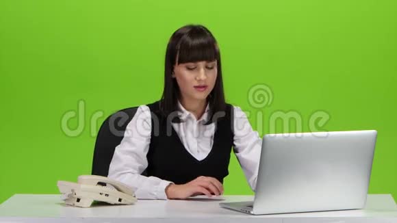 女人接电话绿色屏幕视频的预览图