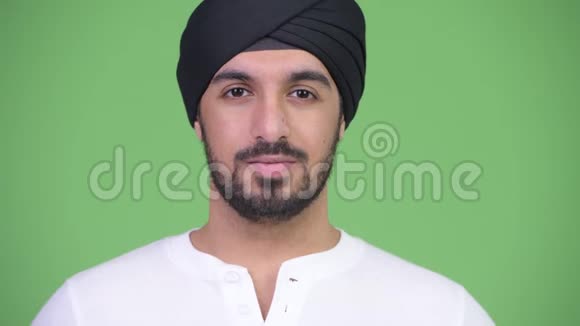 年轻英俊的留胡子的印度男人视频的预览图