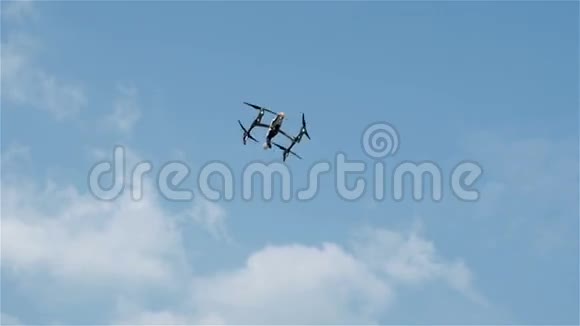 四架直升机在天空中飞行从相机上的空气中的现代护卫区视频的预览图