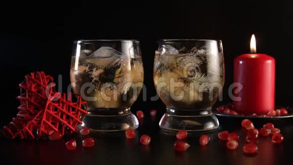 两杯酒和冰装饰石榴红烛和手工心特写浪漫依旧视频的预览图