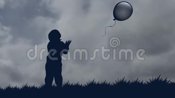 小男孩让气球飞向天空一个男孩在气球的背景下固定的剪影视频的预览图