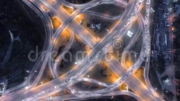 夜间城市交通超时基辅乌克兰垂直鸟瞰图视频的预览图