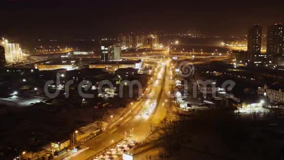 夜晚繁忙的交通时间流逝城市交通的光迹视频的预览图