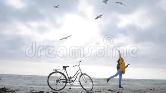 有自行车的女人视频的预览图