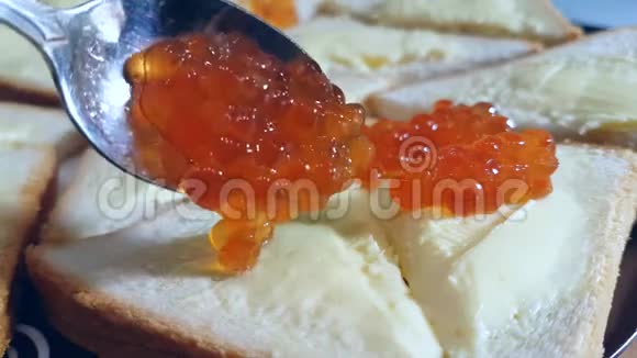 三明治加红色鱼子酱勺海鲜视频的预览图