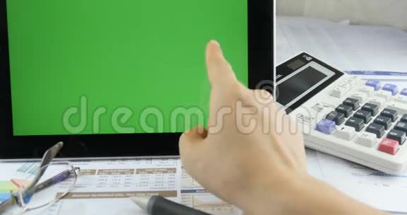 商务人士致力于平板电脑和手工手指触摸iPad绿色屏幕视频的预览图