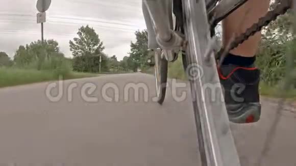德国农村一条典型的街道上骑自行车的人视频的预览图