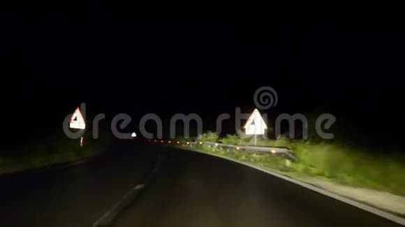 晚上在有雾的路上开车视频的预览图
