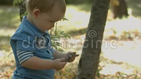 可爱的宝宝在智能手机上看卡通视频的预览图