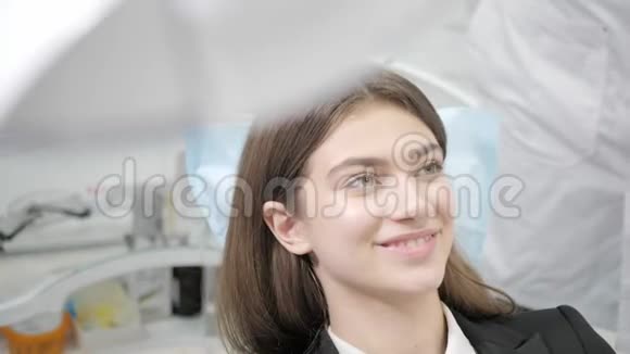 牙科诊所牙医椅上一个年轻漂亮女孩的肖像医学健康口腔医学理念牙医视频的预览图