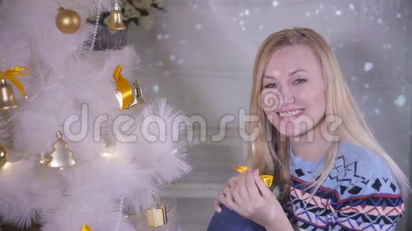 可爱的年轻女性装饰圣诞树新年来临的概念视频的预览图