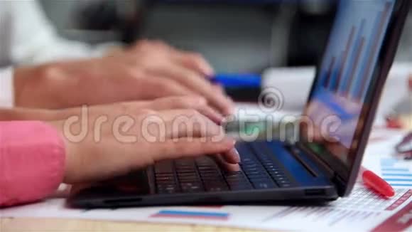 女商人在笔记本电脑上打字视频的预览图