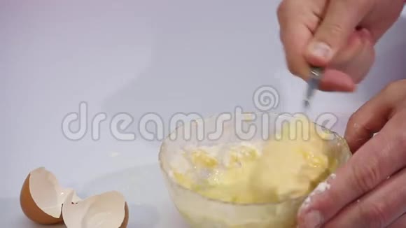 用面粉慢动作把鸡蛋打碎视频的预览图