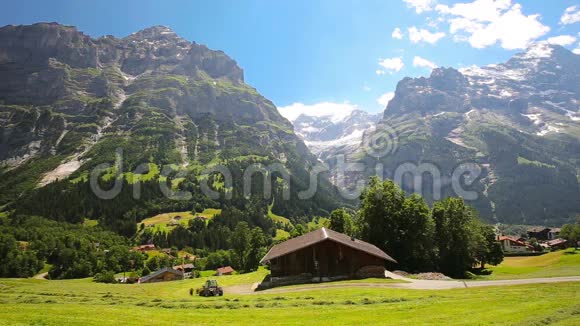 瑞士格伦德尔2016年7月11日从格林德尔瓦尔德山谷绿色森林阿尔卑斯山小屋和瑞士阿尔卑斯山的景色视频的预览图