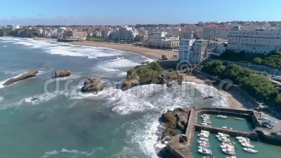 法国比亚里茨主要海滩海岸反向航空4k视频的预览图