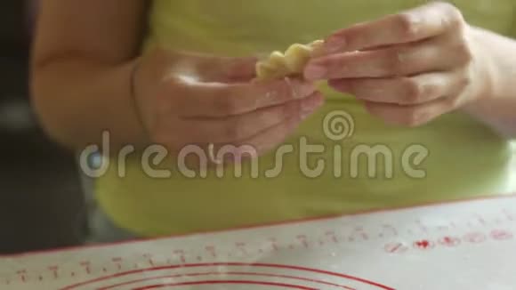 女人正在用面团包饺子4K特写视频的预览图
