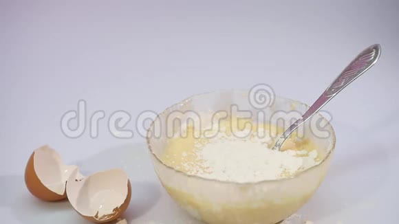 用面粉慢动作把鸡蛋打碎视频的预览图