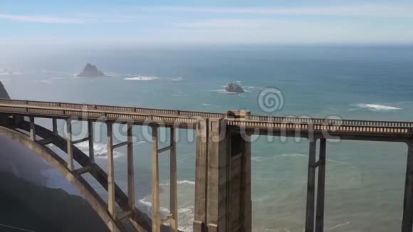 空中观景无人驾驶飞机射击公路太平洋海岸公路加利福尼亚美国大苏比克斯比大桥视频的预览图