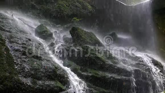 瀑布底部的特写慢动作视频的预览图