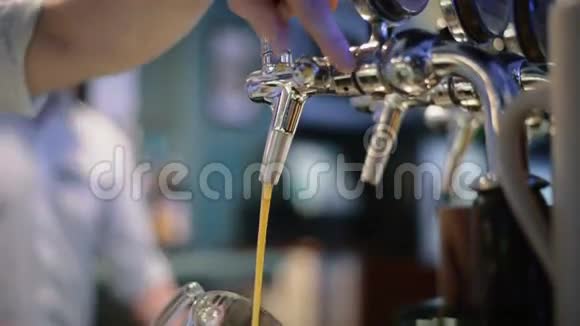 啤酒龙头上的酒吧服务员手上的特写镜头视频的预览图
