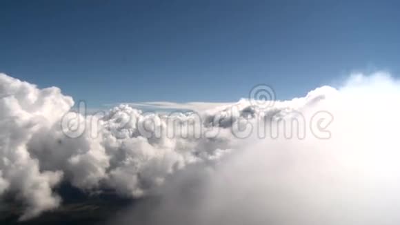 蓝天背景下美丽的软云视频的预览图