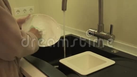 家庭主妇洗碗厨房库存录像视频的预览图
