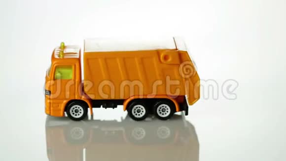 橙色玩具垃圾车视频的预览图