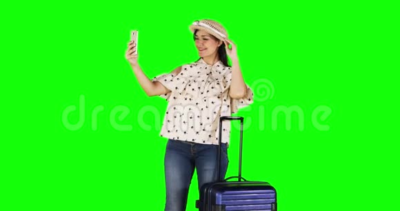 旅行者带着手提箱拍照视频的预览图