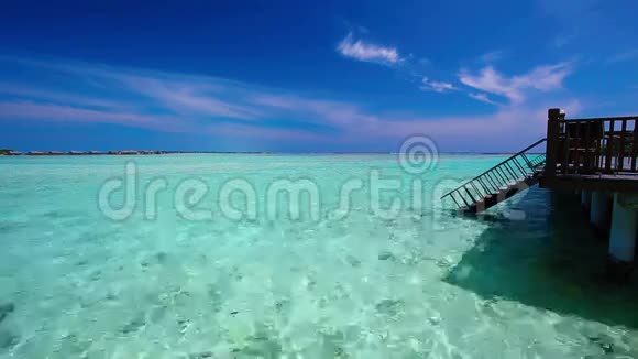 通往热带马尔代夫岛的热带泻湖的楼梯带着清澈的海水视频的预览图