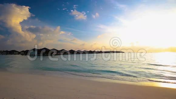 美丽的日出在热带度假胜地与水上平房视频的预览图