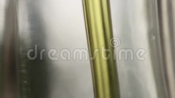 瓶子里的橄榄油金色气泡宏镜头视频的预览图