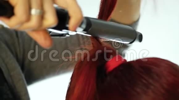 专业美发师制作卷发使用卷发棒慢动作视频的预览图