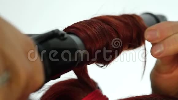 专业美发师制作卷发使用卷发棒慢动作视频的预览图