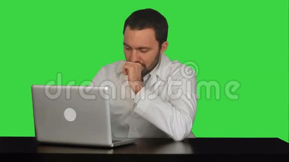 在笔记本电脑上工作的医生看起来累坏了视频的预览图