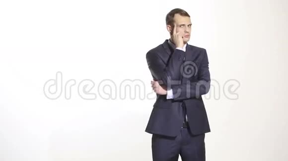 肢体语言穿商务服的人在白色背景下被隔离他用拳头背着脸颊食指支撑着视频的预览图