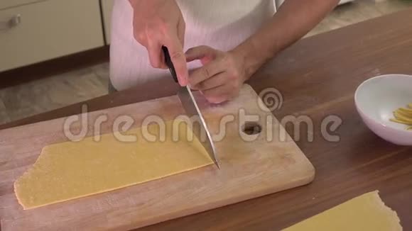 他用刀切自制的意大利面业余在家做饭4Ksteatam视频视频的预览图