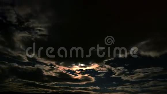 4K时程片段云层在相反的月光下移动视频的预览图