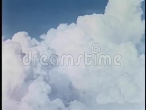 从云层上方的飞机上观看视频的预览图