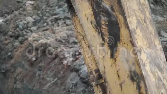 挖掘机铲斗在建筑工地上拉运土砂和泥土慢动作视频的预览图