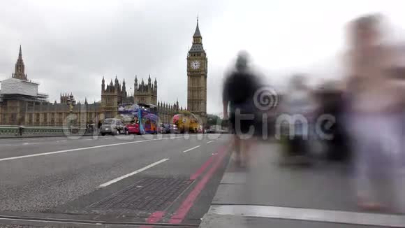 时光流逝伦敦大本钟的道路和人行道视频的预览图