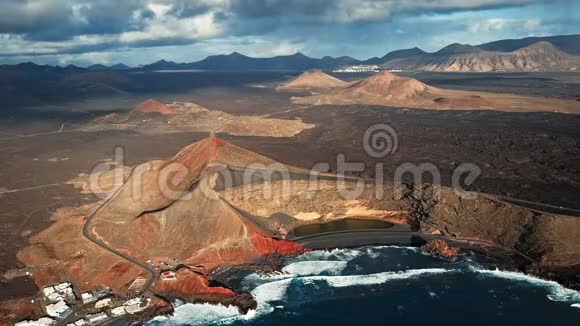 飞越西班牙加那利群岛兰萨罗特火山埃尔戈沃湖视频的预览图