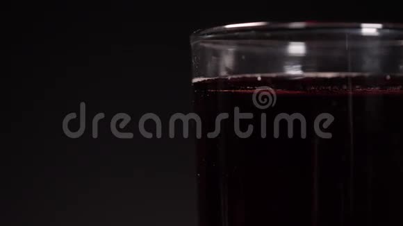盛满樱桃汁的玻璃杯相机从右向左移动视频的预览图