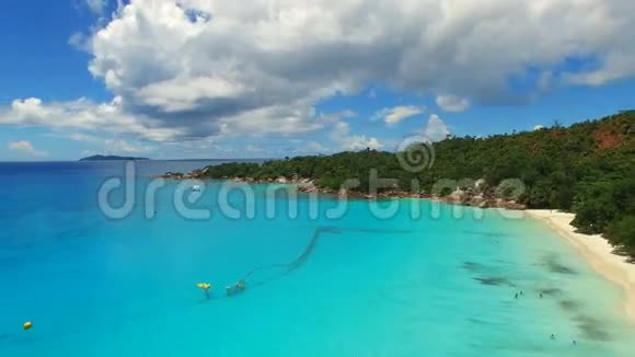 带白沙和绿松石水的热带天堂海滩的AnseLazio普拉斯林岛塞舌尔视频的预览图