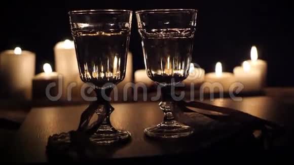 在烛光下度过一个浪漫的夜晚提供一杯高清酒视频的预览图