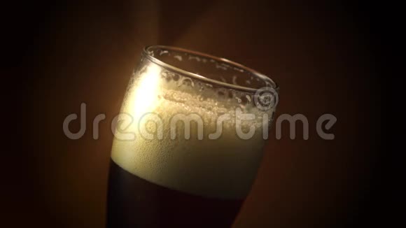 皮尔斯纳玻璃明星滤镜的深色琥珀啤酒视频的预览图