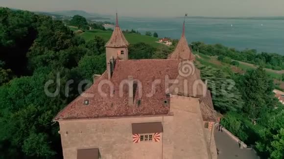 令人印象深刻的4k空中无人机全景观古中世纪城堡在青山上的省酒院田野景观视频的预览图