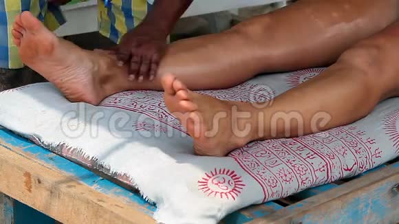治疗师她的手在女人身上做腿部按摩视频的预览图