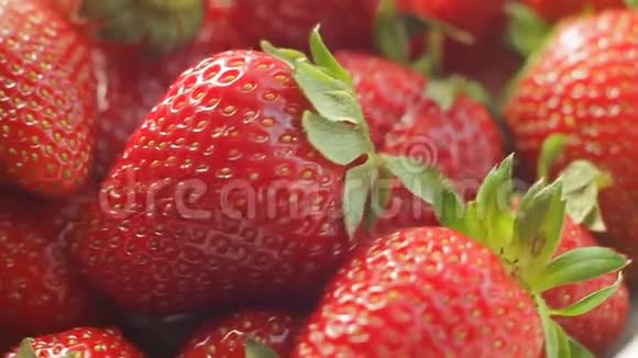 新鲜干净的红草莓宏观视频视频的预览图